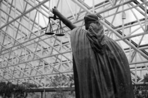 「被告」と「被告人」は何が違う？ニュースを正しく読むために知っておきたい法律用語の基本