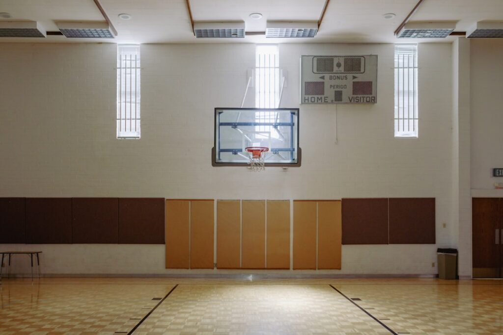 八村塁が躍動するも連敗の危機——レイカーズ対サンダー、プレーオフの深層を読み解く